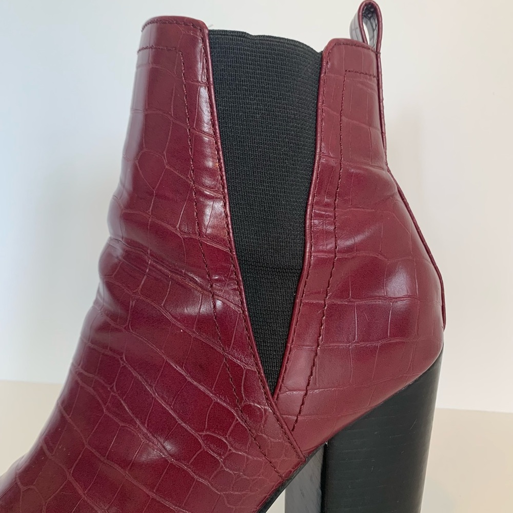 Steve Madden Ladon Chelsea Lug Sole Booties - Picture 3 of 9